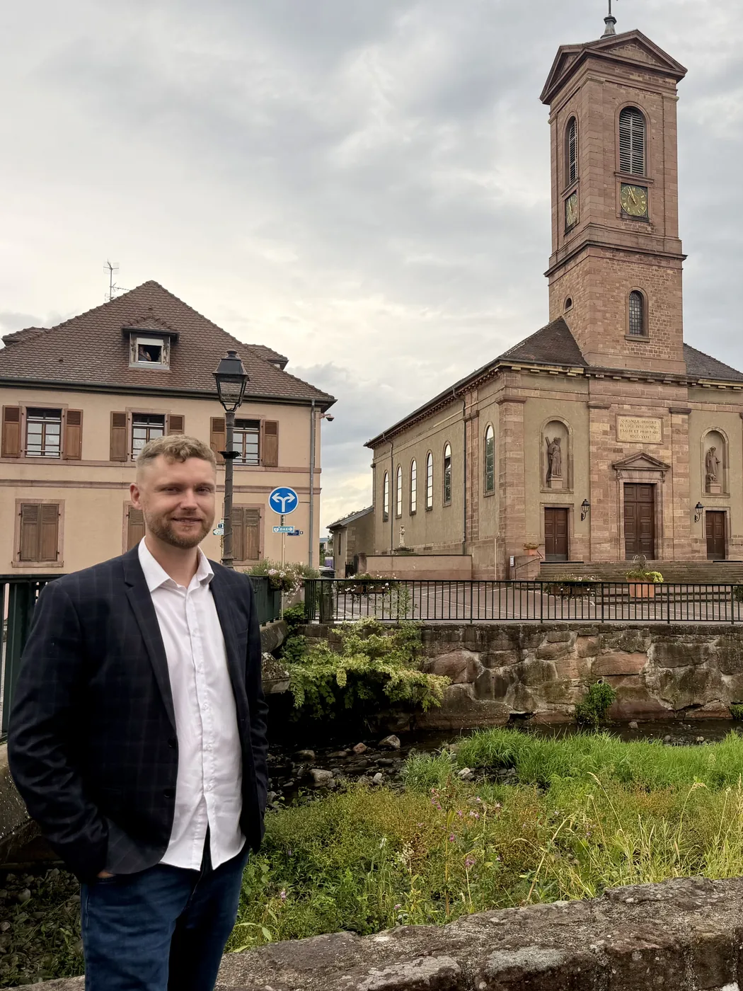 Guillaume Nobel devant l'église d'Issenheim