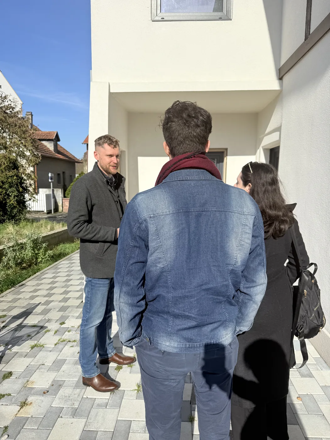 Guillaume Nobel présente une maison à un couple d'acquéreurs lors d'une visite